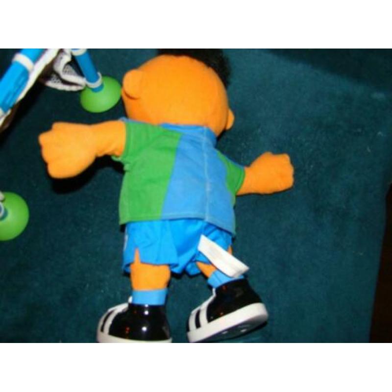 voetbal ernie met goal van sesam straat fisher price 33 cm g