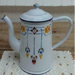 Franse Art Deco emaille koffiepot met mooie figuurtjes