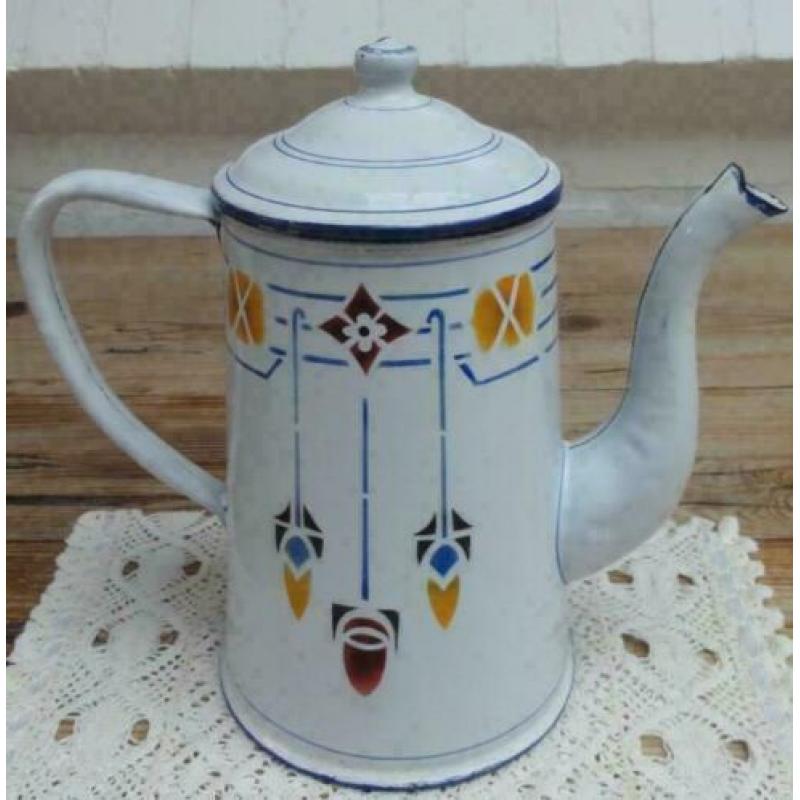 Franse Art Deco emaille koffiepot met mooie figuurtjes