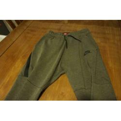 nike tech fleece broek maat 170