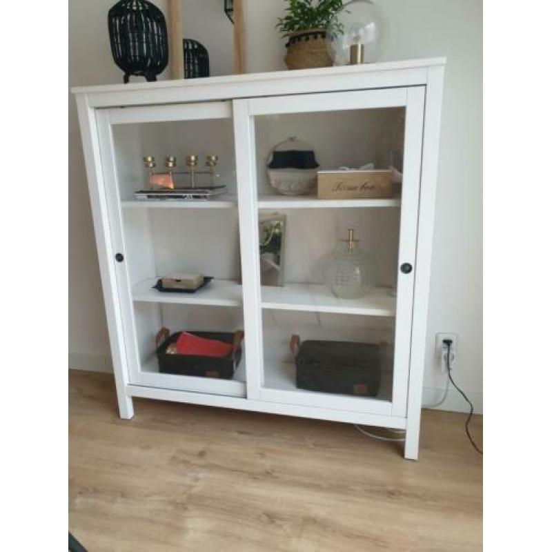 Witte HEMNES vitrine kast met schuifdeuren en verlichting