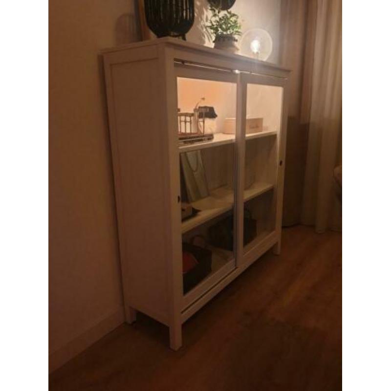 Witte HEMNES vitrine kast met schuifdeuren en verlichting