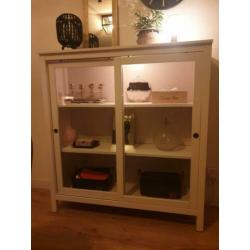 Witte HEMNES vitrine kast met schuifdeuren en verlichting