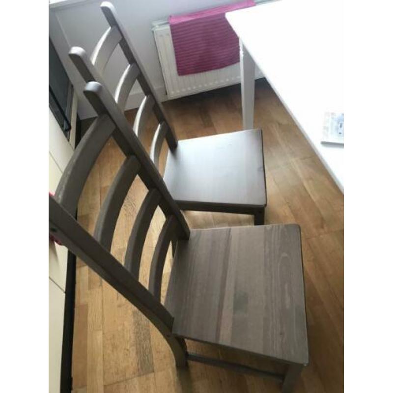 Witte eettafel met 4 ikea taupe stoelen