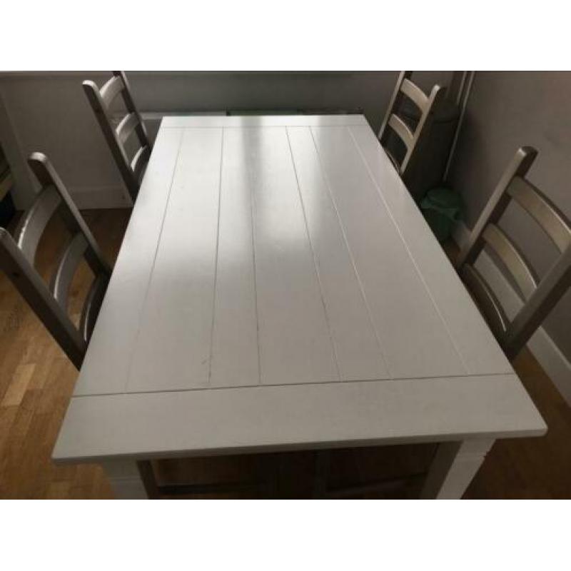 Witte eettafel met 4 ikea taupe stoelen