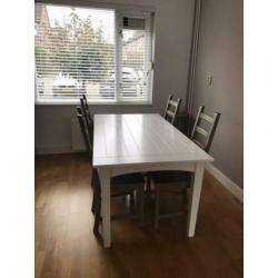 Witte eettafel met 4 ikea taupe stoelen