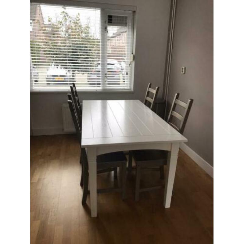 Witte eettafel met 4 ikea taupe stoelen