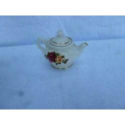 (A73-19) Miniatuur theepotje Finsburry Fine Bone China