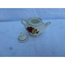 (A73-19) Miniatuur theepotje Finsburry Fine Bone China