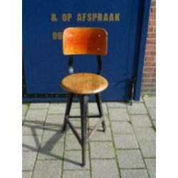 Prachtige oude industriele atelierkruk, vintage atelierstoel