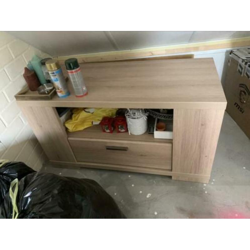 Eettafel, salontafel, tv-kast en dressoir