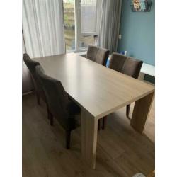 Eettafel, salontafel, tv-kast en dressoir