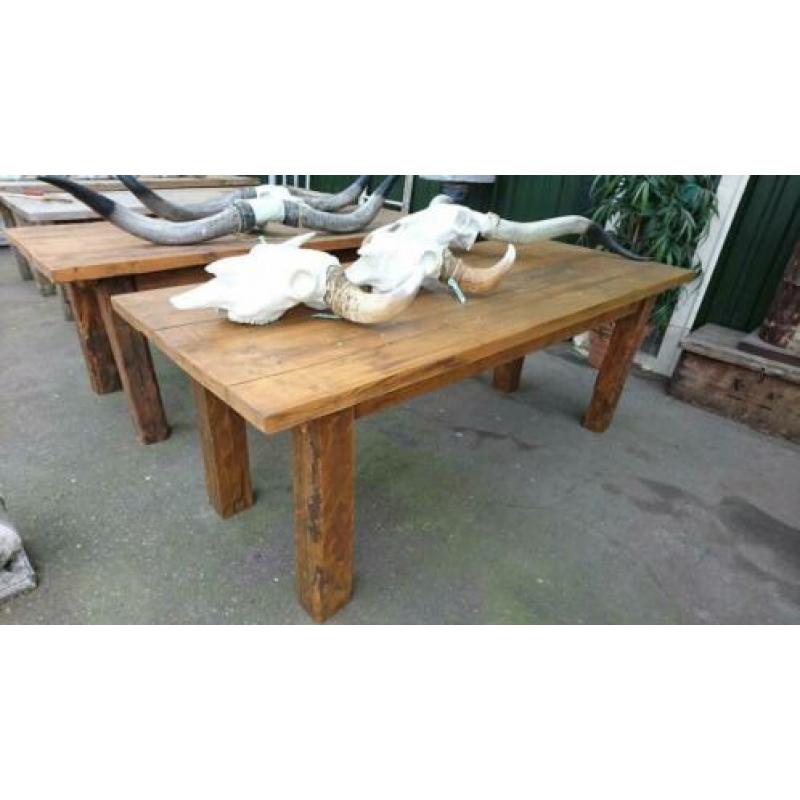 Robuuste tafel in huis of onder de veranda van echt oud hout