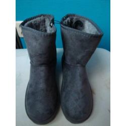 Nieuwe grijze half hoge bont gevoerde UGGS. Maat 40