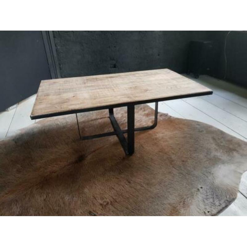 Stoere industriële salontafel