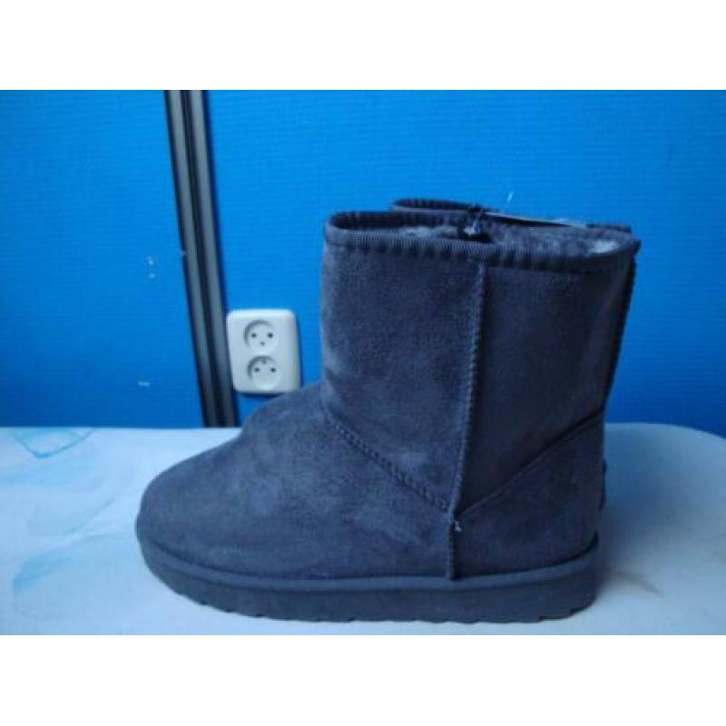 Nieuwe grijze half hoge bont gevoerde UGGS. Maat 40