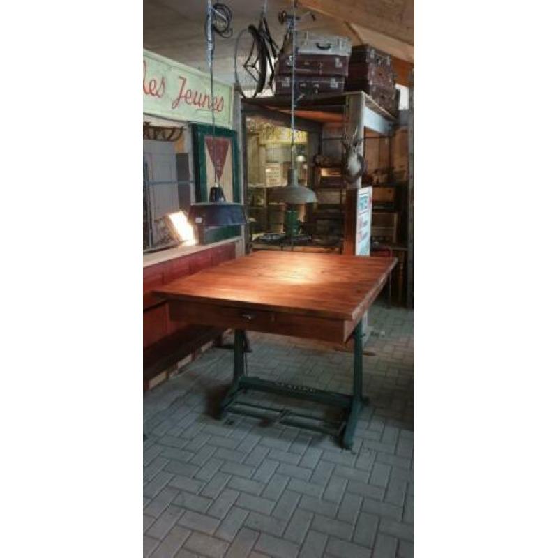 Unieke oude tafel/industrieel/grote tafel/lange tafel/tafel